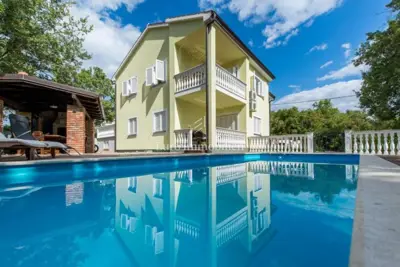 Samostojeća kuća sa četiri apartmana i bazenom