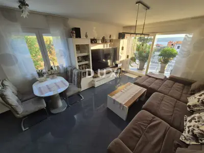 Stan 81,6 m², Crikvenica - pogled na more i parkirno mjesto - 2