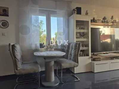 Stan 81,6 m², Crikvenica - pogled na more i parkirno mjesto - 8