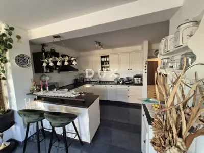 Stan 81,6 m², Crikvenica - pogled na more i parkirno mjesto - 10