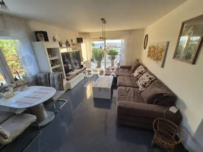 Stan 81,6 m², Crikvenica - pogled na more i parkirno mjesto - 6
