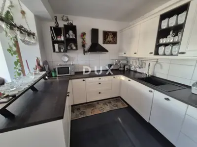 Stan 81,6 m², Crikvenica - pogled na more i parkirno mjesto - 9