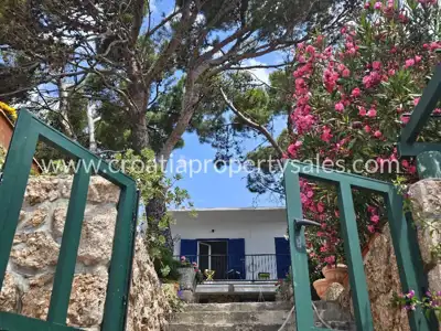 Kuća 216 m², otok Hvar - prvi red do mora