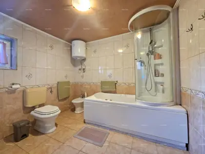 House with two residential units and great development potential - first row to the sea, Umag - 15