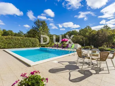 Anwesen 630 m², Žminj - zwei Häuser, Pools und Gewerbefläche