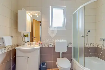 Halbes Haus 66 m², Novigrad Umgebung - 2 Wohnungen - 15