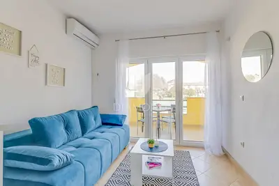 Halbes Haus 66 m², Novigrad Umgebung - 2 Wohnungen - 9