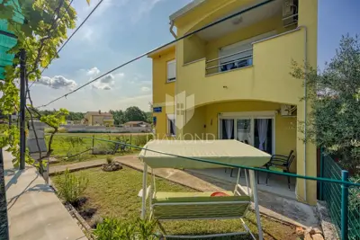 Half of a house 66 m², Novigrad surroundings - 2 apartments