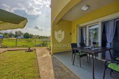 Halbes Haus 66 m², Novigrad Umgebung - 2 Wohnungen - 2