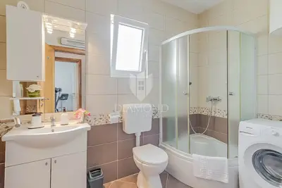 Halbes Haus 66 m², Novigrad Umgebung - 2 Wohnungen - 18