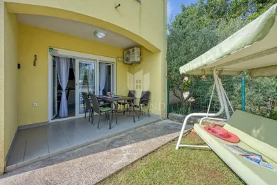 Halbes Haus 66 m², Novigrad Umgebung - 2 Wohnungen - 8