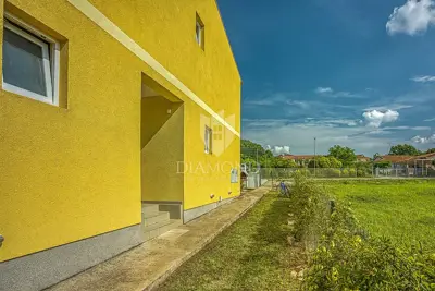 Halbes Haus 66 m², Novigrad Umgebung - 2 Wohnungen - 21