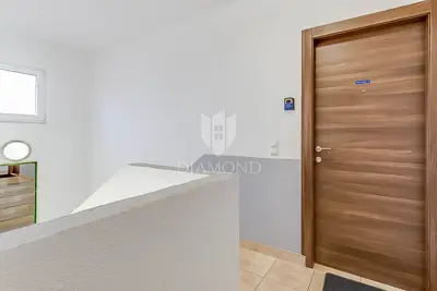 Halbes Haus 66 m², Novigrad Umgebung - 2 Wohnungen - 20