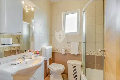 Halbes Haus 66 m², Novigrad Umgebung - 2 Wohnungen - 4