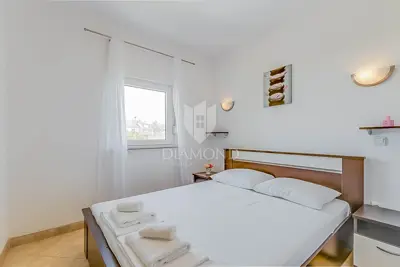 Halbes Haus 66 m², Novigrad Umgebung - 2 Wohnungen - 14