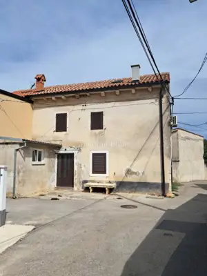 Kamena kuća za adaptaciju u centru Marčane