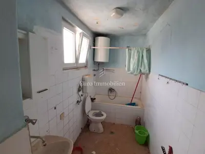 Kamena kuća za adaptaciju u centru Marčane - 9