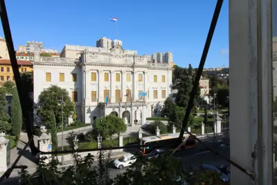 Stan 78 m², Rijeka Centar - pogled na Guvernerovu palaču