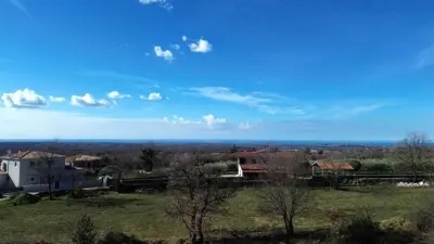 Višnjan, više građevinskih parcela na odličnoj lokaciji, prilika!