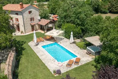Poreč, Umgebung, authentische Villa mit großzügigem Grundstück!