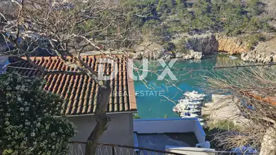 INSEL KRK - Haus mit Hof und Meerblick, im Kern des romantischen Vrbnikrbnik
