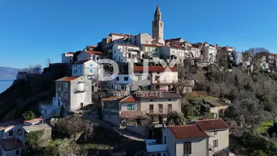 INSEL KRK - Haus mit Hof und Meerblick, im Kern des romantischen Vrbnikrbnik - 3