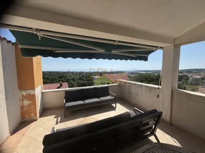 Dvoetažni stan 147 m², Ližnjan - pogled na more i garaža