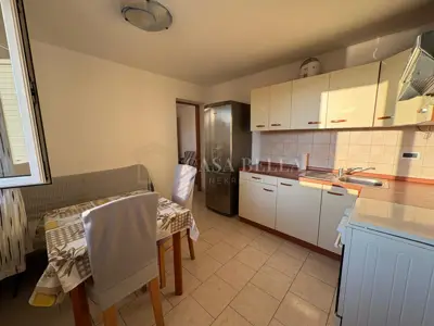 Kostrena – najam 45 m² s terasom, 600€ sa režijama