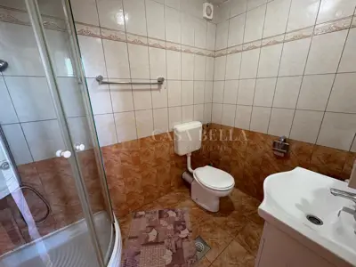 Kostrena – najam 45 m² s terasom, 600€ sa režijama - 6