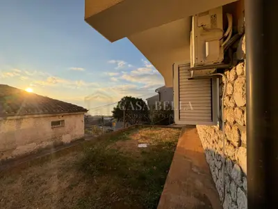 Kostrena – najam 45 m² s terasom, 600€ sa režijama - 9