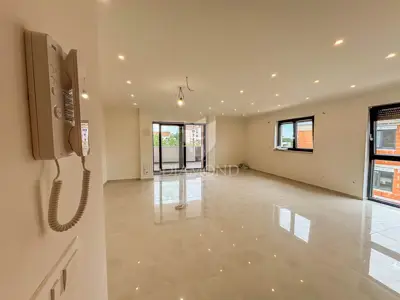Wohnung 100 m², Umag - 3 Zimmer und 2 Balkone