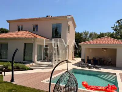 Istra, Poreč, moderna vila s bazenom i vrtom, 180 m²