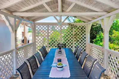 Freistehendes geräumiges Haus mit Pool und Gartenanlage - 8