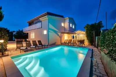 Freistehendes geräumiges Haus mit Pool und Gartenanlage