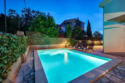 Freistehendes geräumiges Haus mit Pool und Gartenanlage - 2