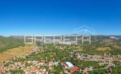 Građevinsko zemljište 1.500 m², Dugopolje - centar uz glavnu cestu