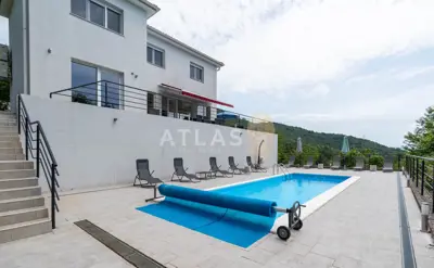 Vila u Veprincu, panoramski pogled na more i bazen