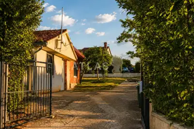 Kuća 471 m², Kukci - mirna ulica i ograđena parcela