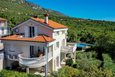Crikvenica, Grižane – Samostojeća kuća s 3 stana, novija gradnja!