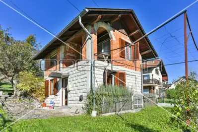 Haus, Desinić, ruhige Lage an der Hauptstraße