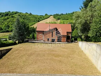Haus 400 m², Sveta Nedelja - ruhige Straße und großer Garten