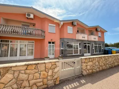 Apartmanska kuća 279 m², Vir - 7 apartmana i garaža