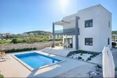 Haus zur Miete in Vodice, 290 m²