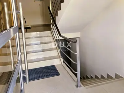 PULA, PJEŠČANA UVALA - premium furnished apartment with terrace only 150 meters - 16