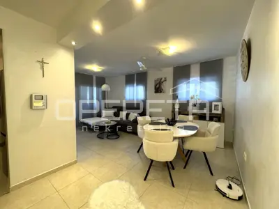 Wohnung, Okrug Gornji, 2 Schlafzimmer und Terrasse