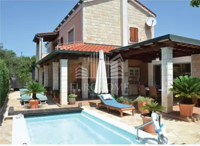 Luksuzna vila s bazenom, centar Novalje, 250m od mora - 1
