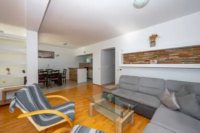 House 202 m², Rogoznica - quiet location and open sea view - 11