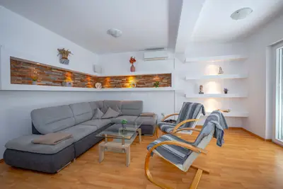 House 202 m², Rogoznica - quiet location and open sea view - 19