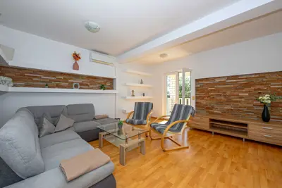 House 202 m², Rogoznica - quiet location and open sea view - 10