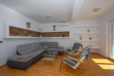 House 202 m², Rogoznica - quiet location and open sea view - 9